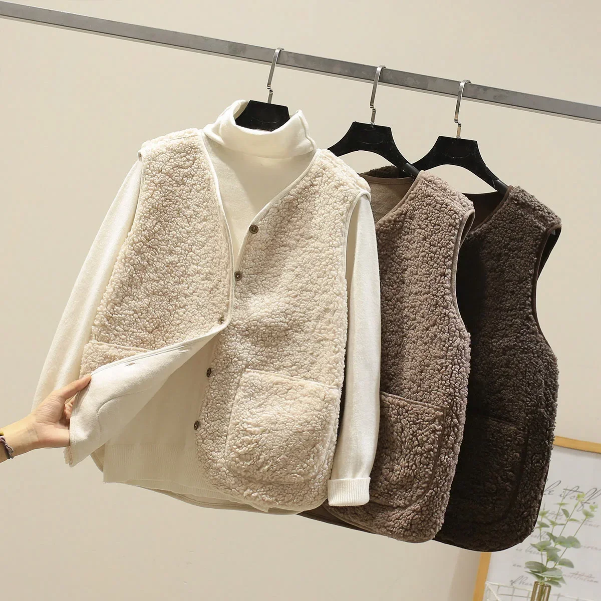 Lamb Wool Vest Women's Cropped 2025 Autumn/Winter New Style Korean Version Fur Integrated Horse Clip Granule Plush Shoulder Vest