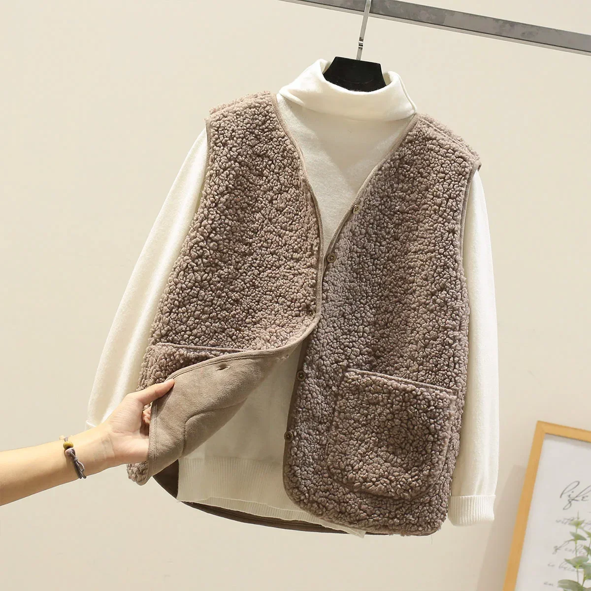 Lamb Wool Vest Women's Cropped 2025 Autumn/Winter New Style Korean Version Fur Integrated Horse Clip Granule Plush Shoulder Vest