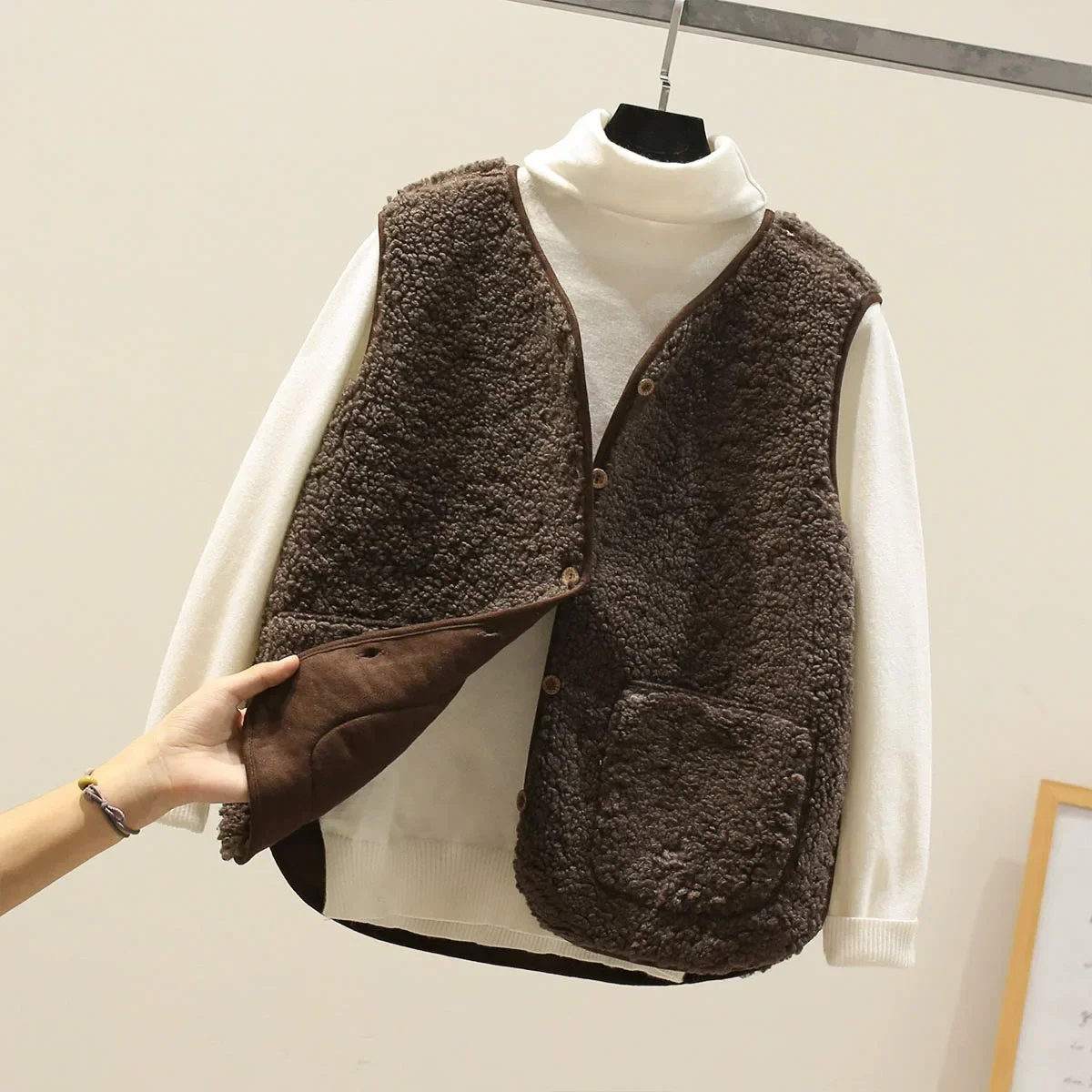 Lamb Wool Vest Women's Cropped 2025 Autumn/Winter New Style Korean Version Fur Integrated Horse Clip Granule Plush Shoulder Vest