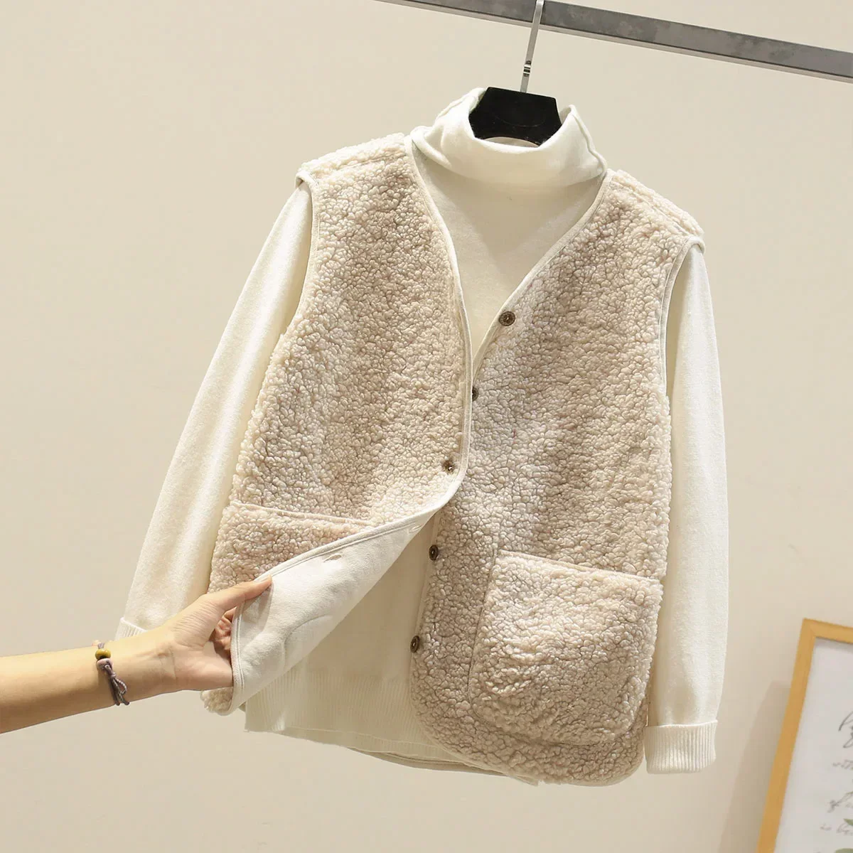 Lamb Wool Vest Women's Cropped 2025 Autumn/Winter New Style Korean Version Fur Integrated Horse Clip Granule Plush Shoulder Vest