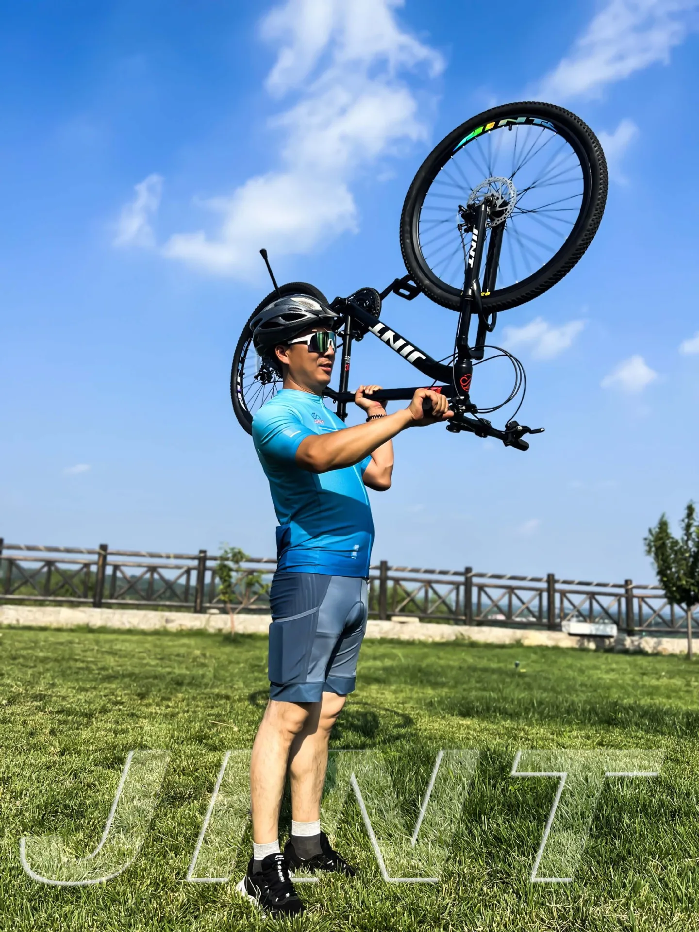 26Inch Mountain Bike Variable Speed Off-Road Mountain Bike Student Outdoor Men and Women Shock Absorber Bicycle