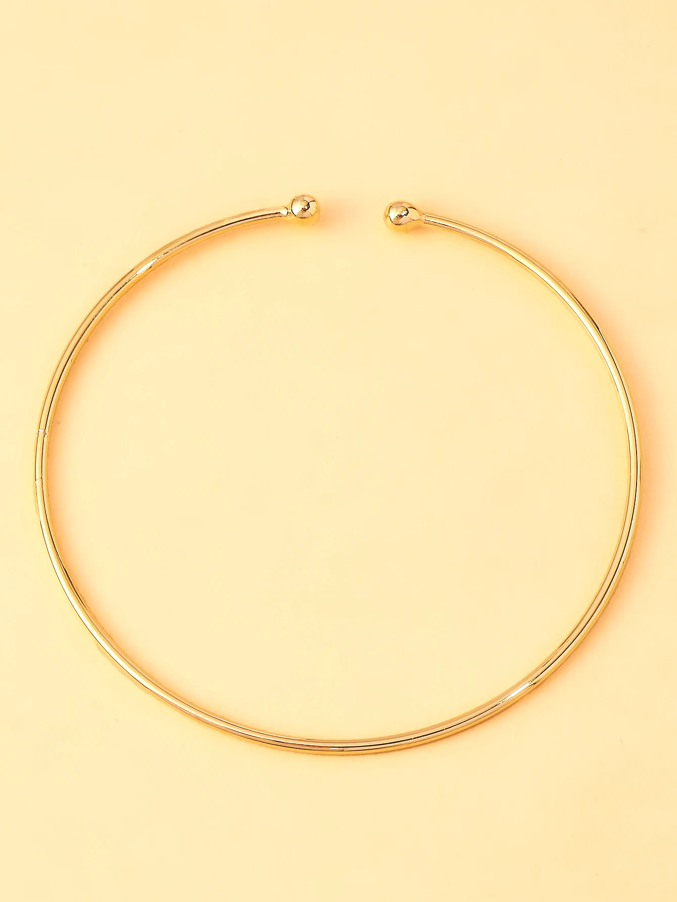 A metal anklet, stylish beach jewelry anklet, trendy and minimalist women's accessory, fashionable jewelry.