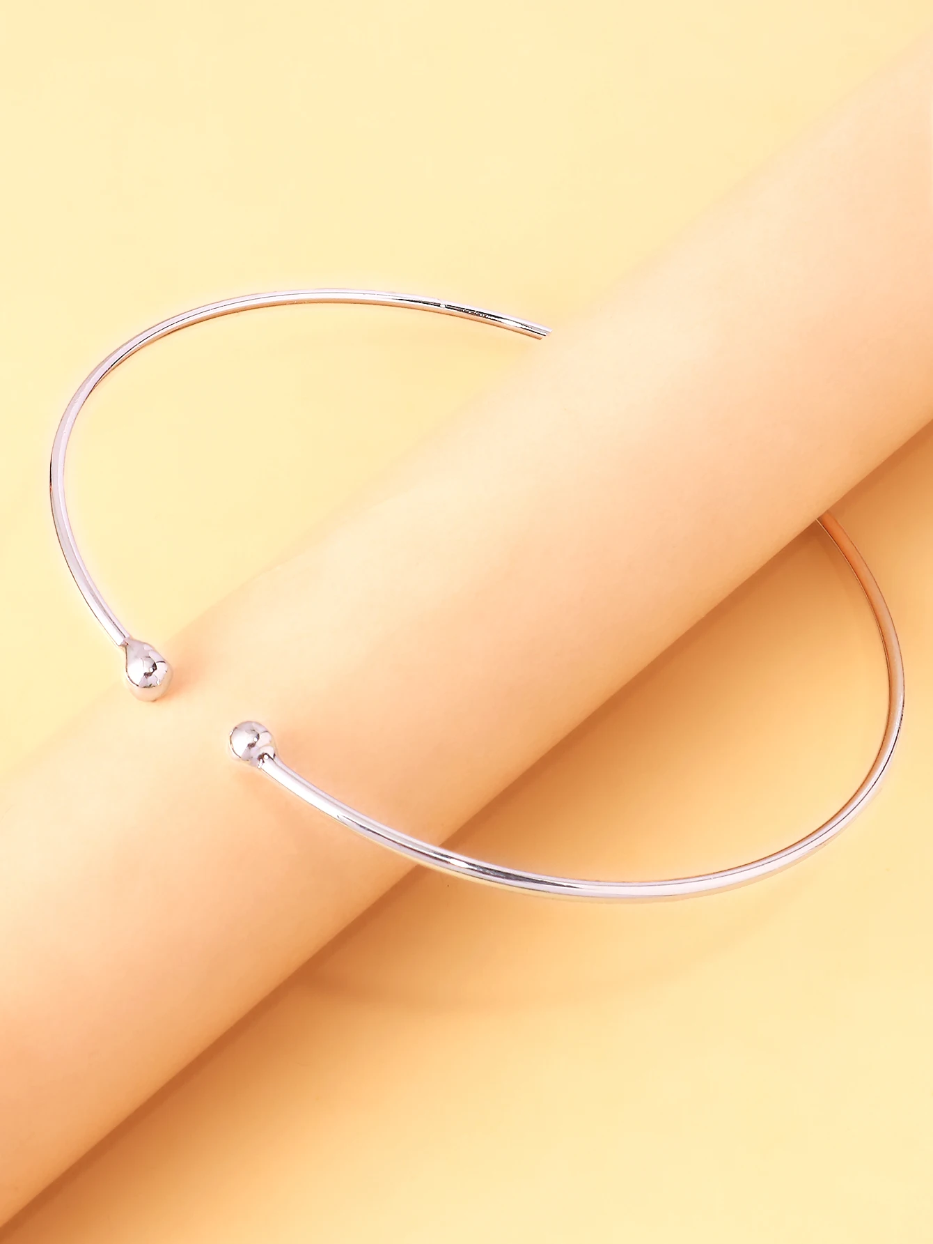 A metal anklet, stylish beach jewelry anklet, trendy and minimalist women's accessory, fashionable jewelry.