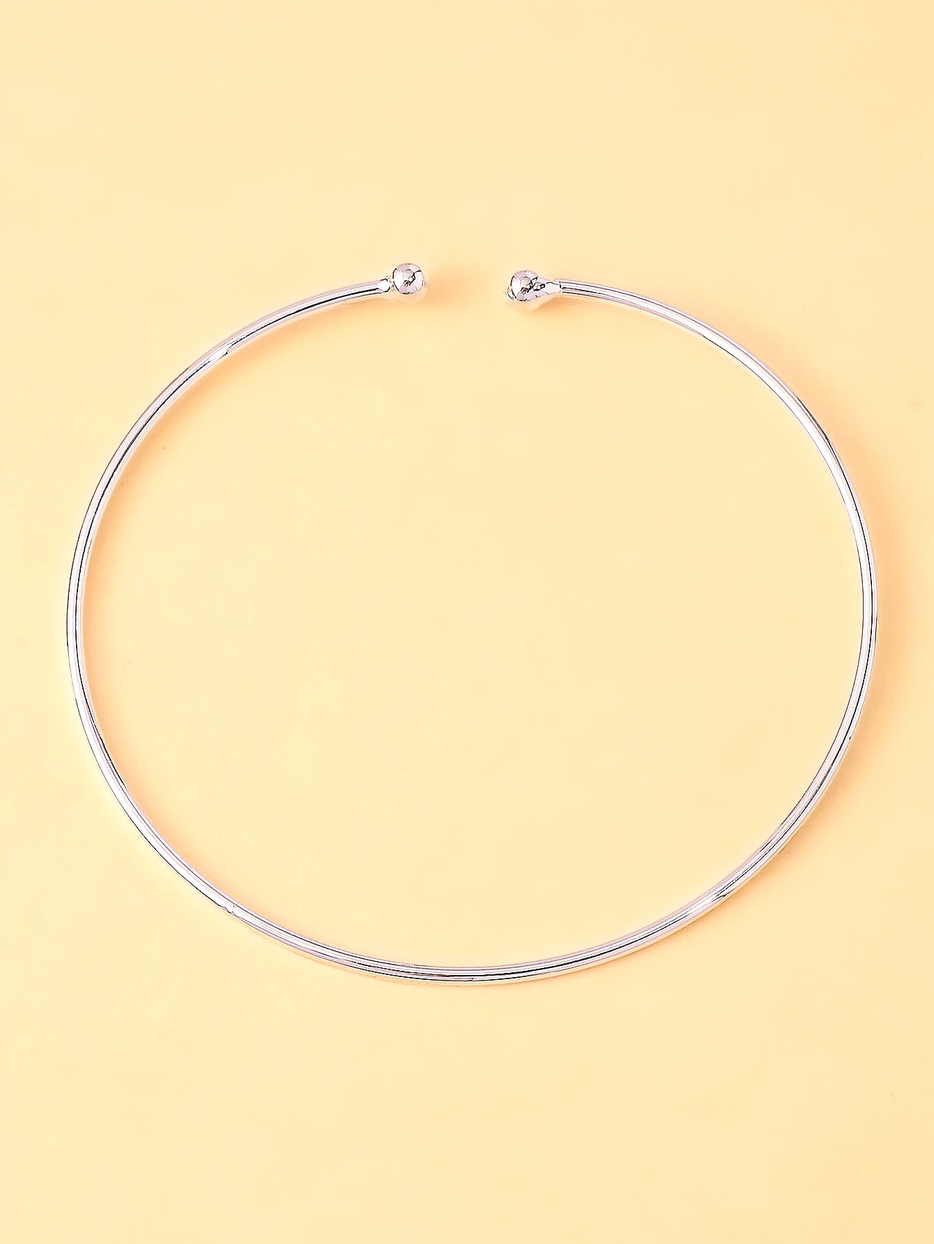 A metal anklet, stylish beach jewelry anklet, trendy and minimalist women's accessory, fashionable jewelry.