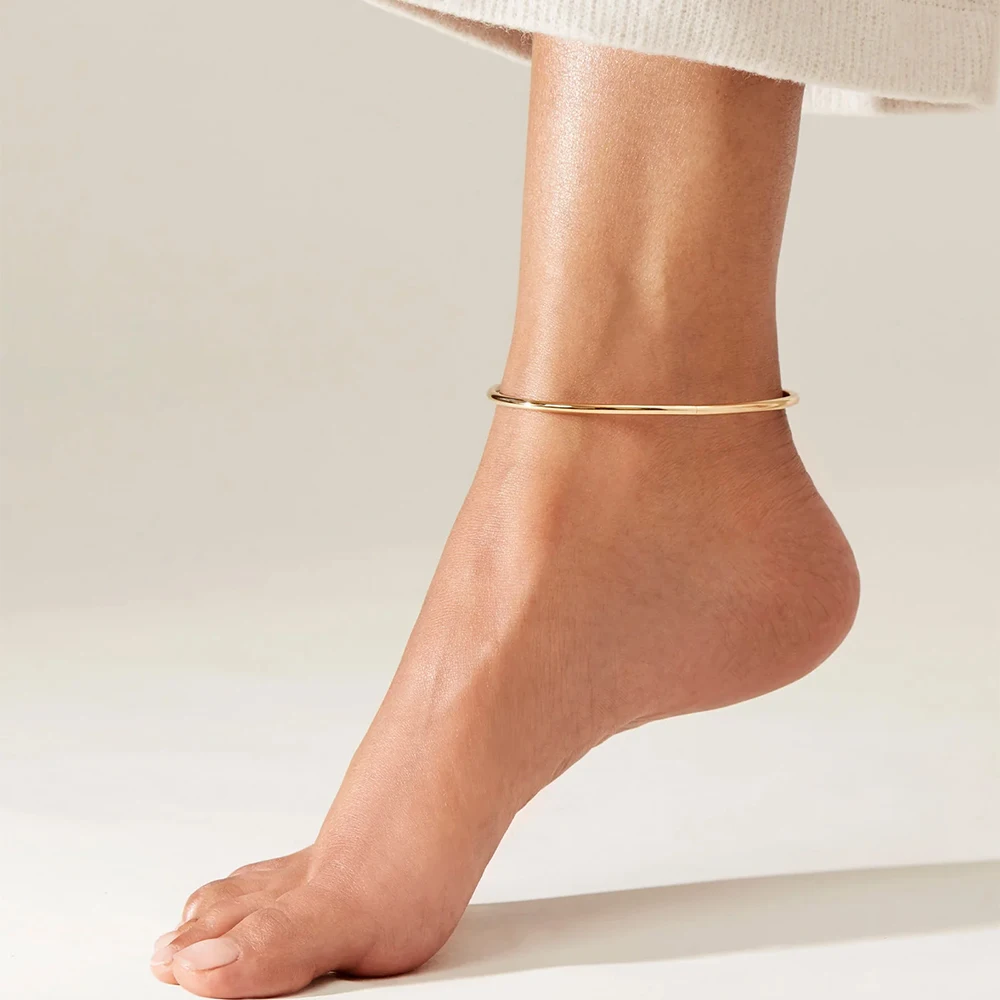 A metal anklet, stylish beach jewelry anklet, trendy and minimalist women's accessory, fashionable jewelry.