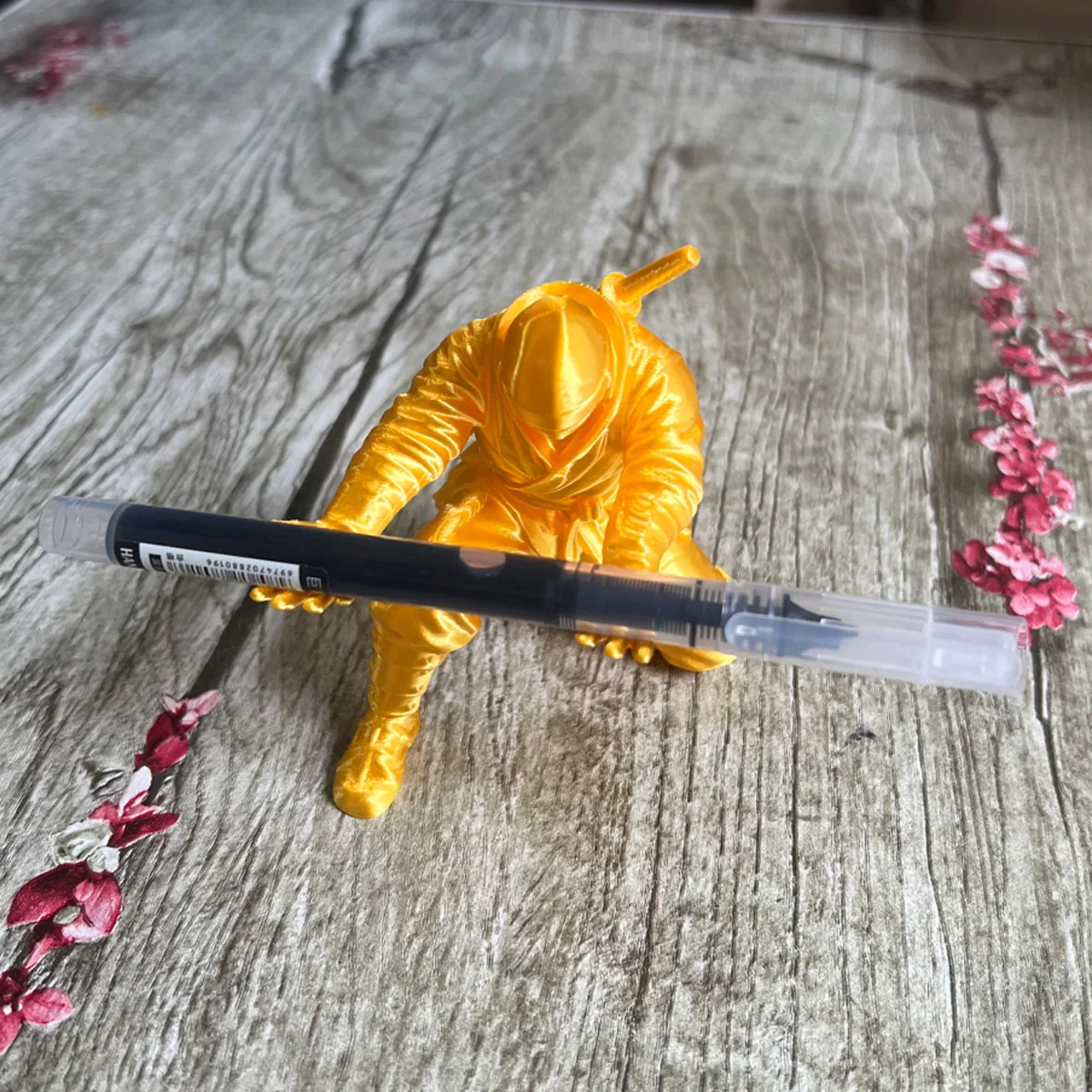 (9*7.8cm) 3D Printed Cool Organizer Ninja Pen Holder Miniature Pen Stand Creative Gift Ornament Modern Desktop Decoration