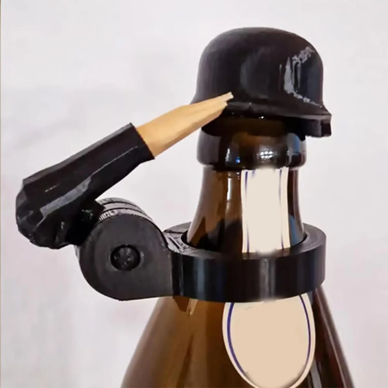 Funny Soldier Salute Beer Bottle Helmet Decor Realistic Design Dustproof Bottle Cap Assorted Styles for Veterans Party Collector