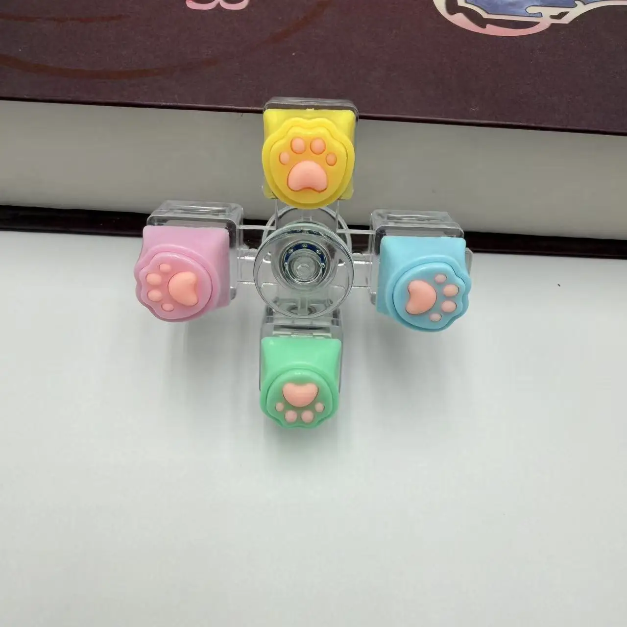 Cute Cat Paw Keycap Keychain Mechanical Keyboard Fidget Spinner Stress Relief Toy Portable Keyring for Office Desk Anxiety Gift