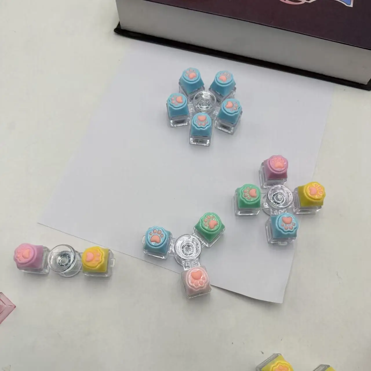 Cute Cat Paw Keycap Keychain Mechanical Keyboard Fidget Spinner Stress Relief Toy Portable Keyring for Office Desk Anxiety Gift
