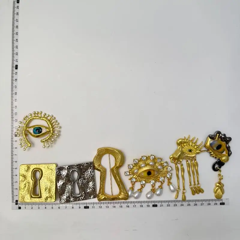 Pleated Devil's Eye Brooch Alloy Keyhole Shape Glaze Luxury Badge Pin Trendy Tassels Banquet Clothes Metal Pin