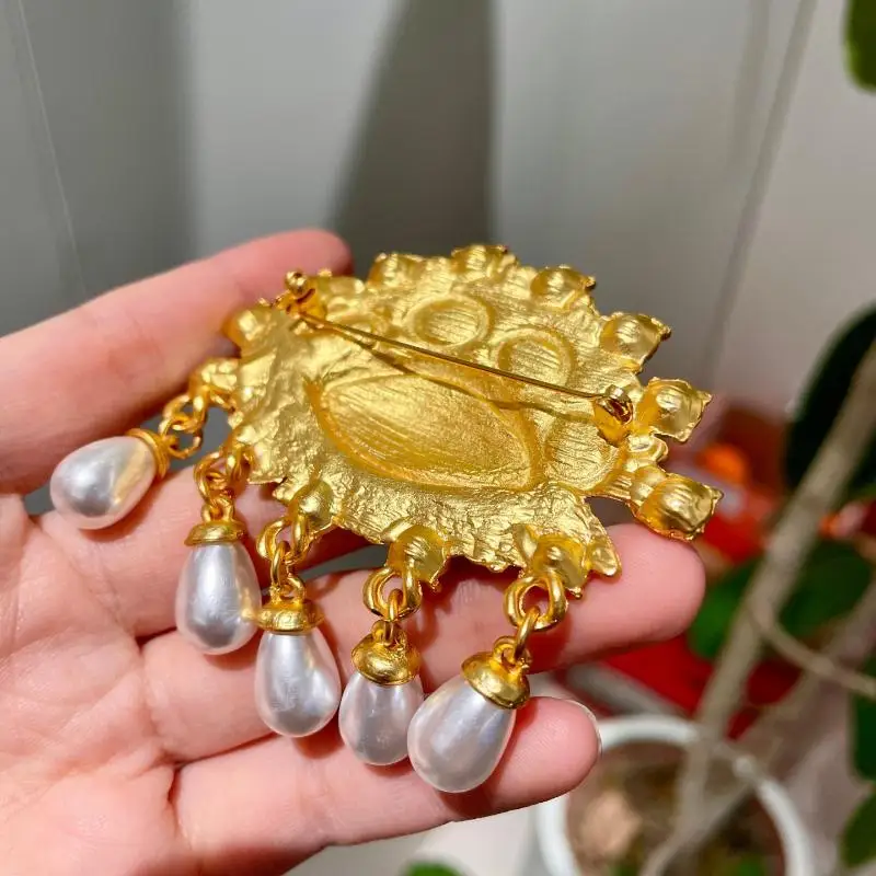 Pleated Devil's Eye Brooch Alloy Keyhole Shape Glaze Luxury Badge Pin Trendy Tassels Banquet Clothes Metal Pin