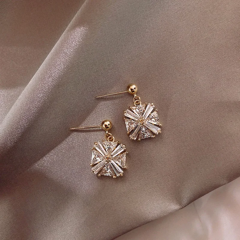 Korean Style Honey Bee Pearl Stud Earrings For Women Exquisite Small Elegant Earring Ladies Wedding Party Birthday Jewelry Gifts