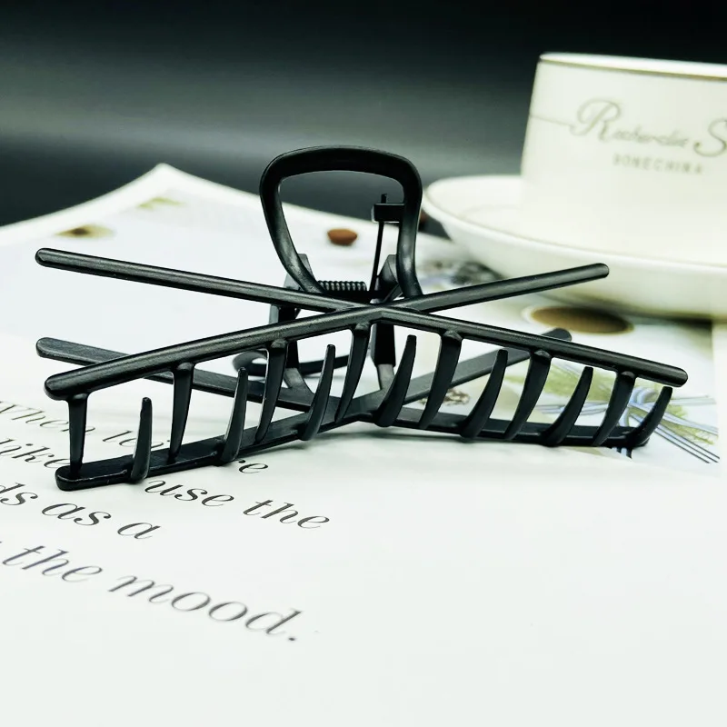 Simple black Claw Crab Elegant Girls metal grabbing clip headdress female Ponytail Claw Clip Hair Jewelry Ornament accessory