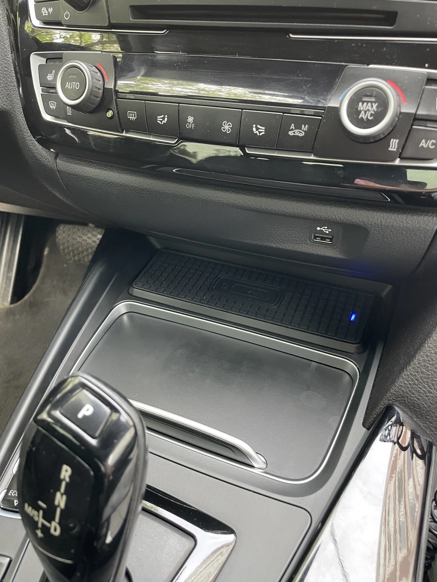 15W Fast Wireless Charger for BMW F30 F31 F32 F33 F34 F35 F36 M4 F82 3 4 Series Charging Plate Phone Holder Charge Pad Interior