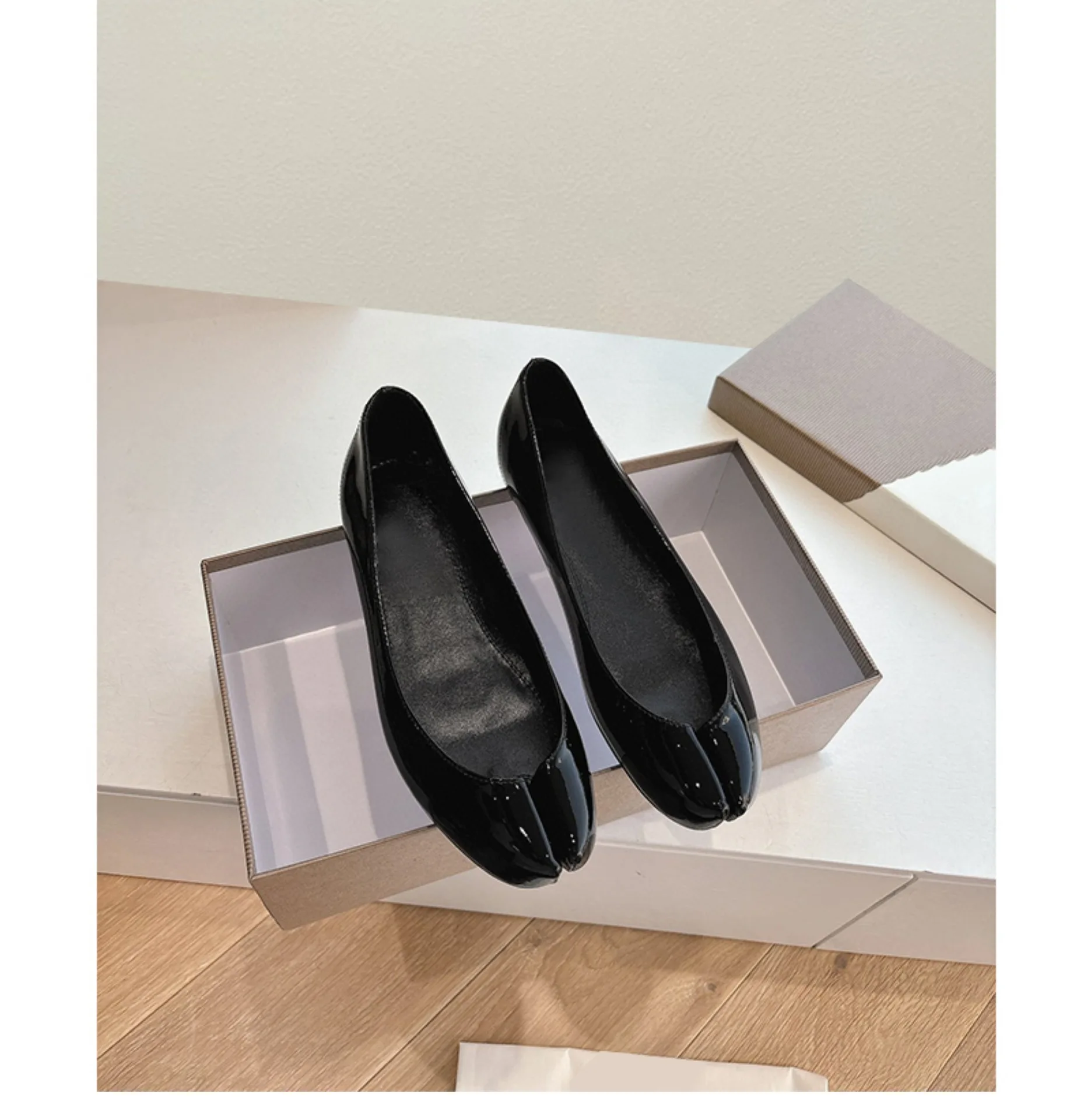 Women Tabi Ninja Ballet Flats Split Toe Mary Janes Patent Leather Party Shallow Mouth Single Shoes Solid Sandals Ladies Loafers