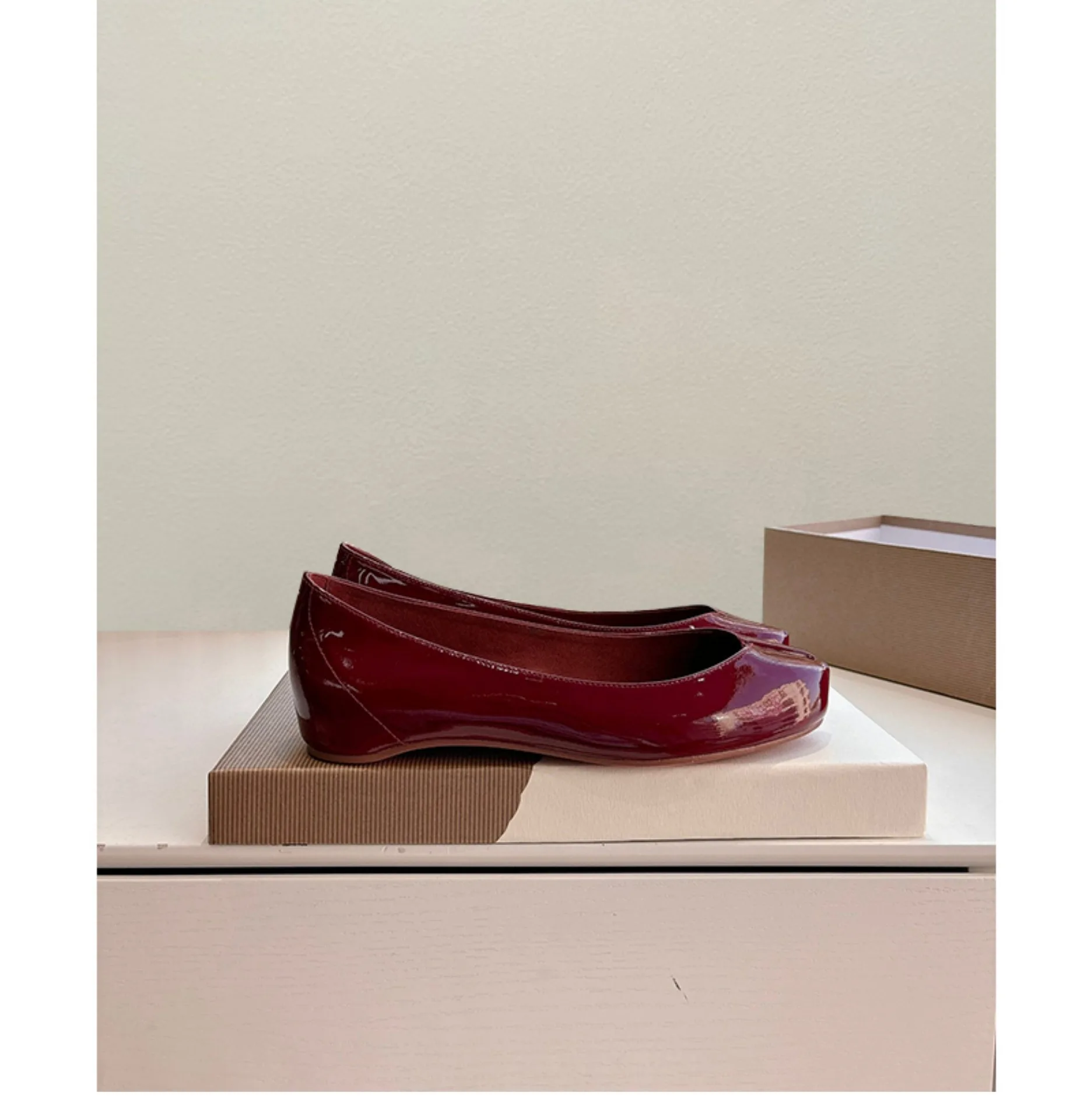 Women Tabi Ninja Ballet Flats Split Toe Mary Janes Patent Leather Party Shallow Mouth Single Shoes Solid Sandals Ladies Loafers