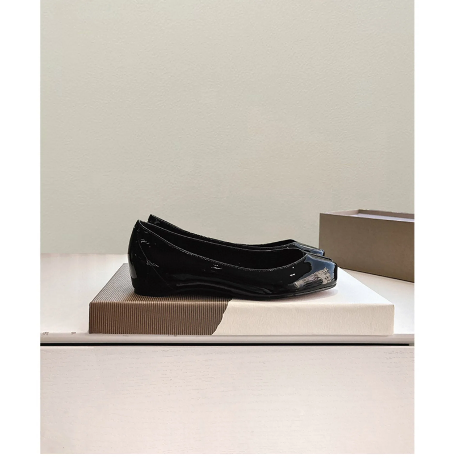 Women Tabi Ninja Ballet Flats Split Toe Mary Janes Patent Leather Party Shallow Mouth Single Shoes Solid Sandals Ladies Loafers
