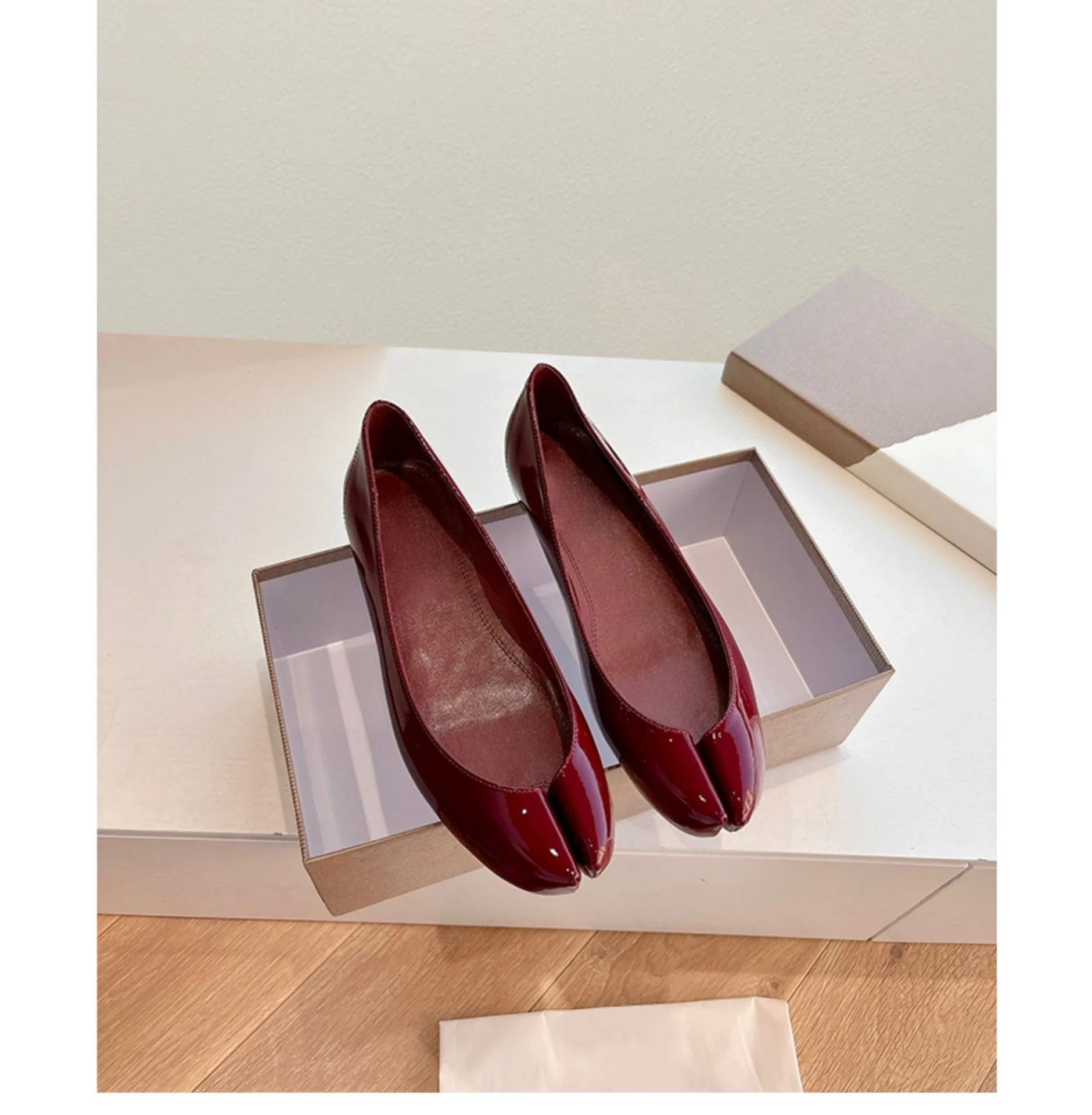 Women Tabi Ninja Ballet Flats Split Toe Mary Janes Patent Leather Party Shallow Mouth Single Shoes Solid Sandals Ladies Loafers