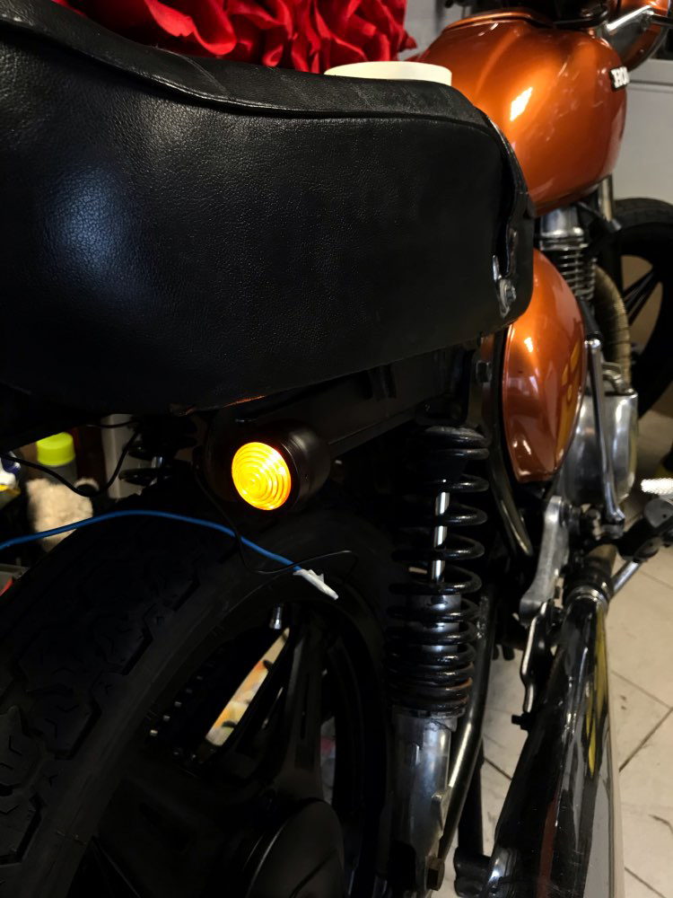 Motorbike Turn Signal Lights for Cruiser Bobber Sportster Cafe Racer Universal 12V Retro Metal Blinkers Single Wire Clignotant
