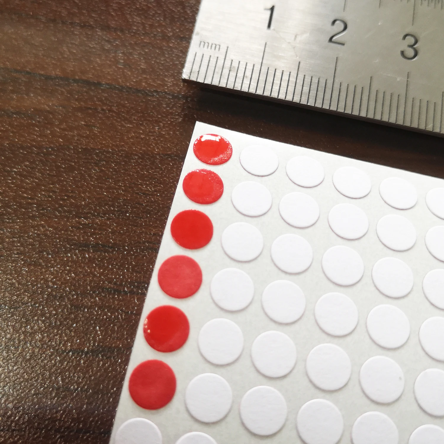 Water Sensitive Security Label Round Color Changing Sticker Turn Red When Get Wet Electronic Device Potential Damage Indicator