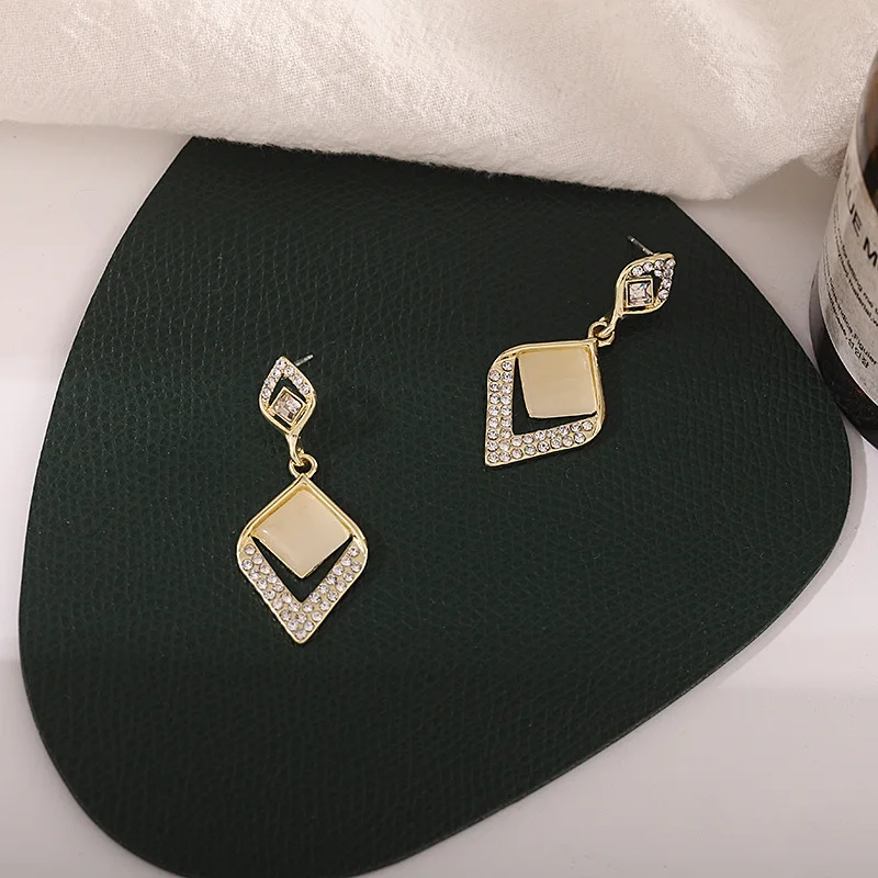 White Color Flower Dangle Earrings for Women Heart Flower Round Leaf Triangle Pearl Bowknot Round Earring Jewelry Brincos