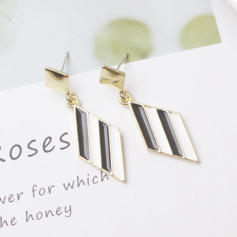 White Color Flower Dangle Earrings for Women Heart Flower Round Leaf Triangle Pearl Bowknot Round Earring Jewelry Brincos